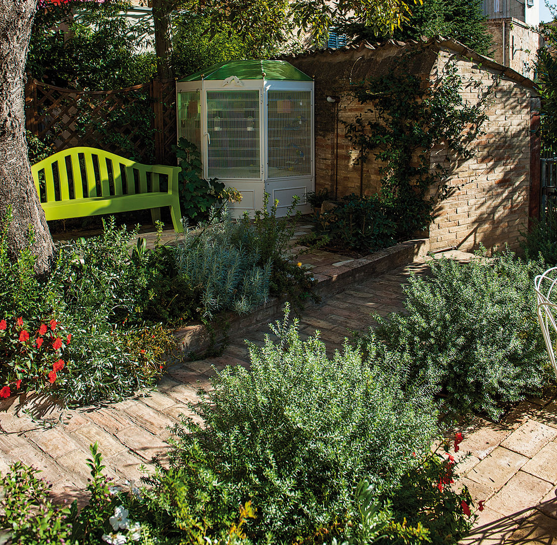 Piccolo giardino di città: l’immagine di rifugio, Studio Architettura del Paesaggio Giardini Giordani di Luigina Giordani Studio Architettura del Paesaggio Giardini Giordani di Luigina Giordani Сад в стиле модерн Пластик