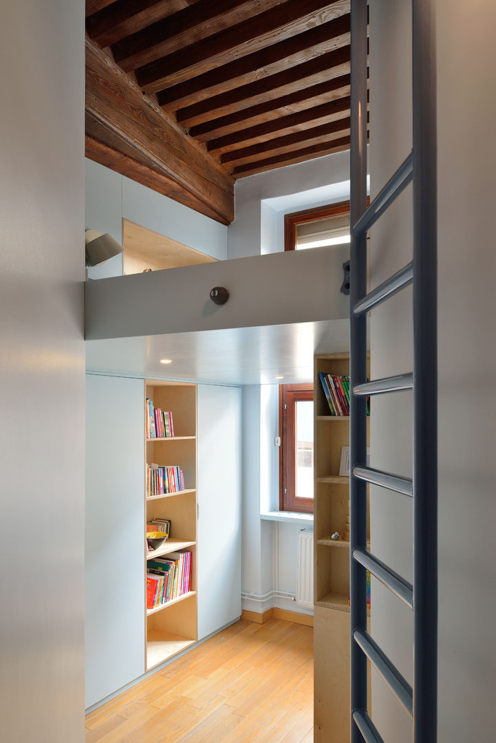 APPARTEMENT A LA CROIX ROUSSE, Tymeno Tymeno Chambre d'enfant minimaliste Bibliothèque,Étagère,Immeuble,Meubles,Rayonnage,Bois,Fixation,Éclairage,Design d&#39;intérieur,Ombre