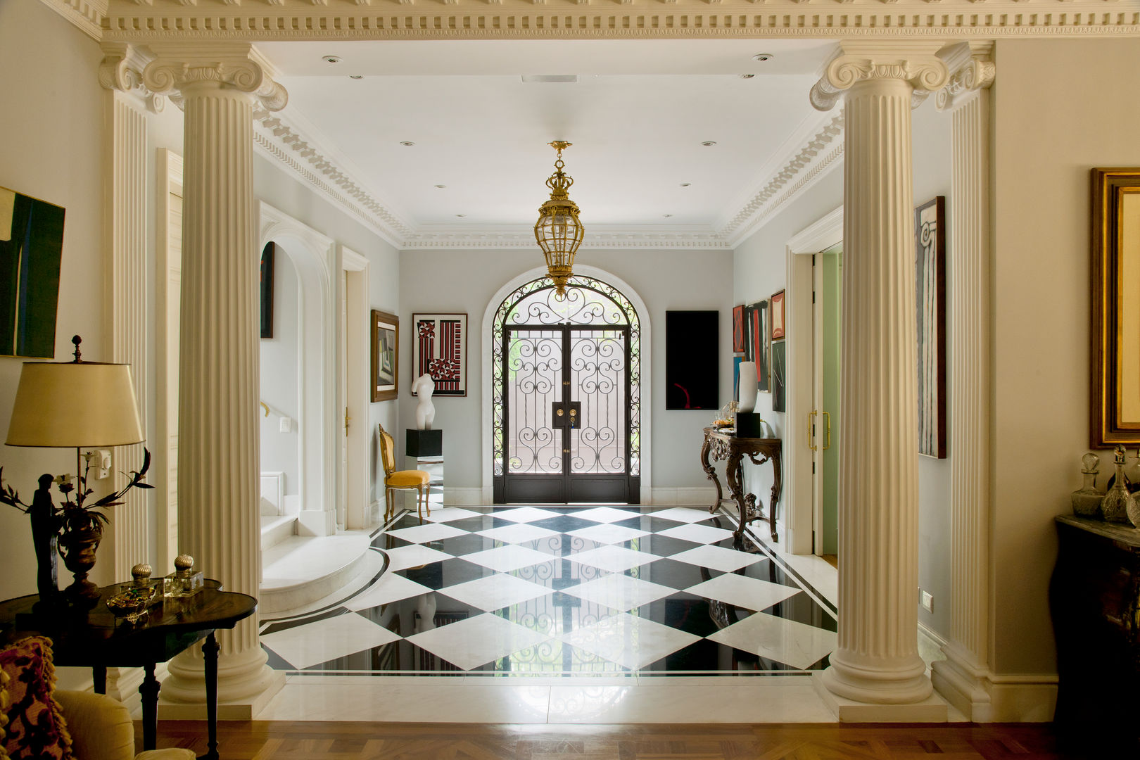 French Chateaux, Allan Malouf Arquitetura e Interiores Allan Malouf Arquitetura e Interiores Classic style corridor, hallway and stairs