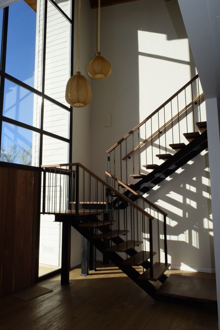 Casa en Garín, 2424 ARQUITECTURA 2424 ARQUITECTURA Modern corridor, hallway & stairs لکڑی Wood effect