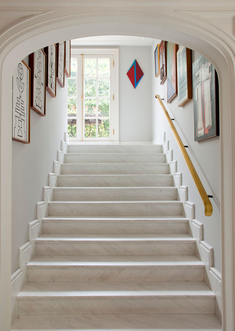 French Chateaux, Allan Malouf Arquitetura e Interiores Allan Malouf Arquitetura e Interiores Classic style corridor, hallway and stairs