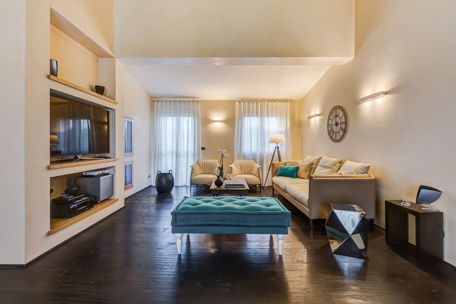 OPEN SPACE IN VILLA, Erina Home Staging Erina Home Staging Klasik Oturma Odası