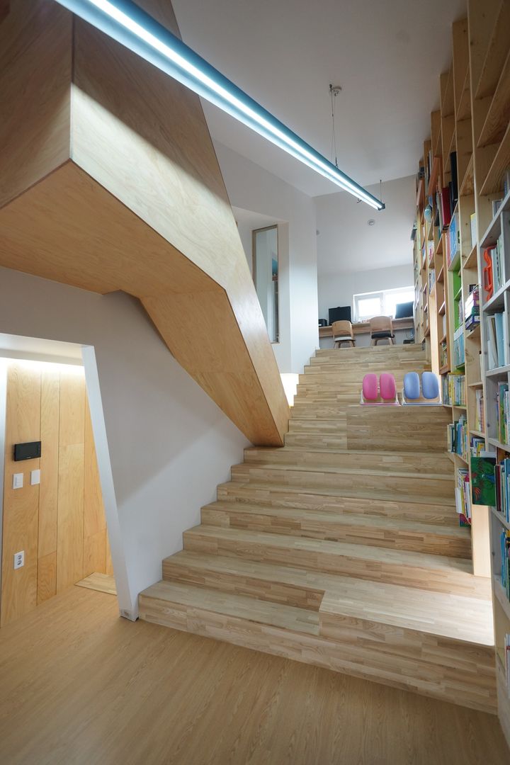 Loop House 무한궤도 하우스 , ADMOBE Architect ADMOBE Architect Pasillos, vestíbulos y escaleras modernos