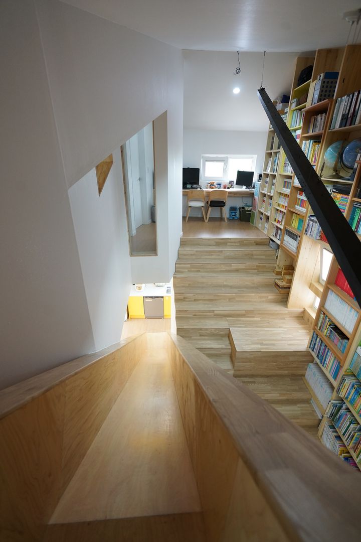 Loop House 무한궤도 하우스 , ADMOBE Architect ADMOBE Architect Modern corridor, hallway & stairs