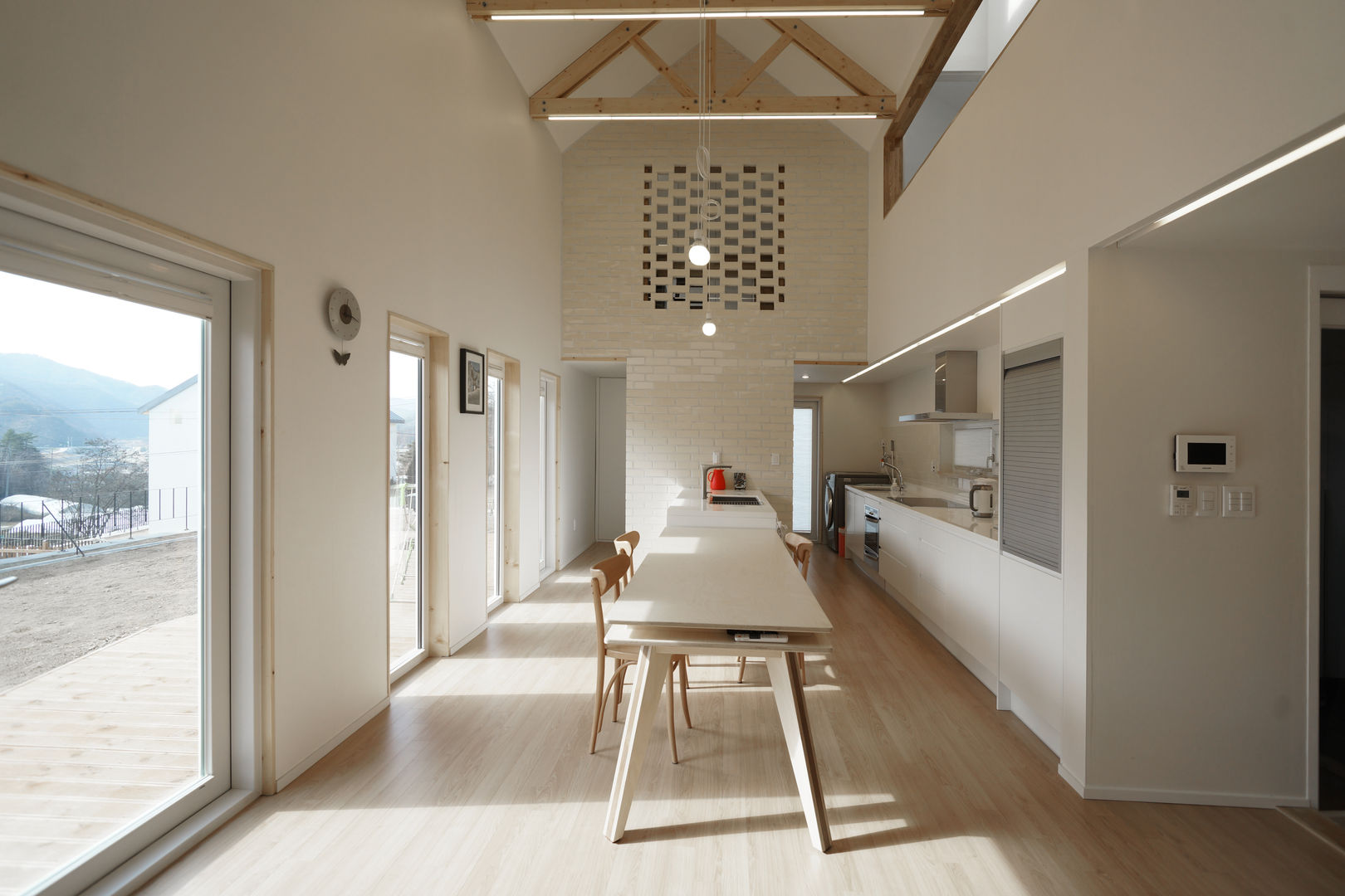 Sunlight House 빛이 쏟아지는 집, ADMOBE Architect ADMOBE Architect 모던스타일 다이닝 룸