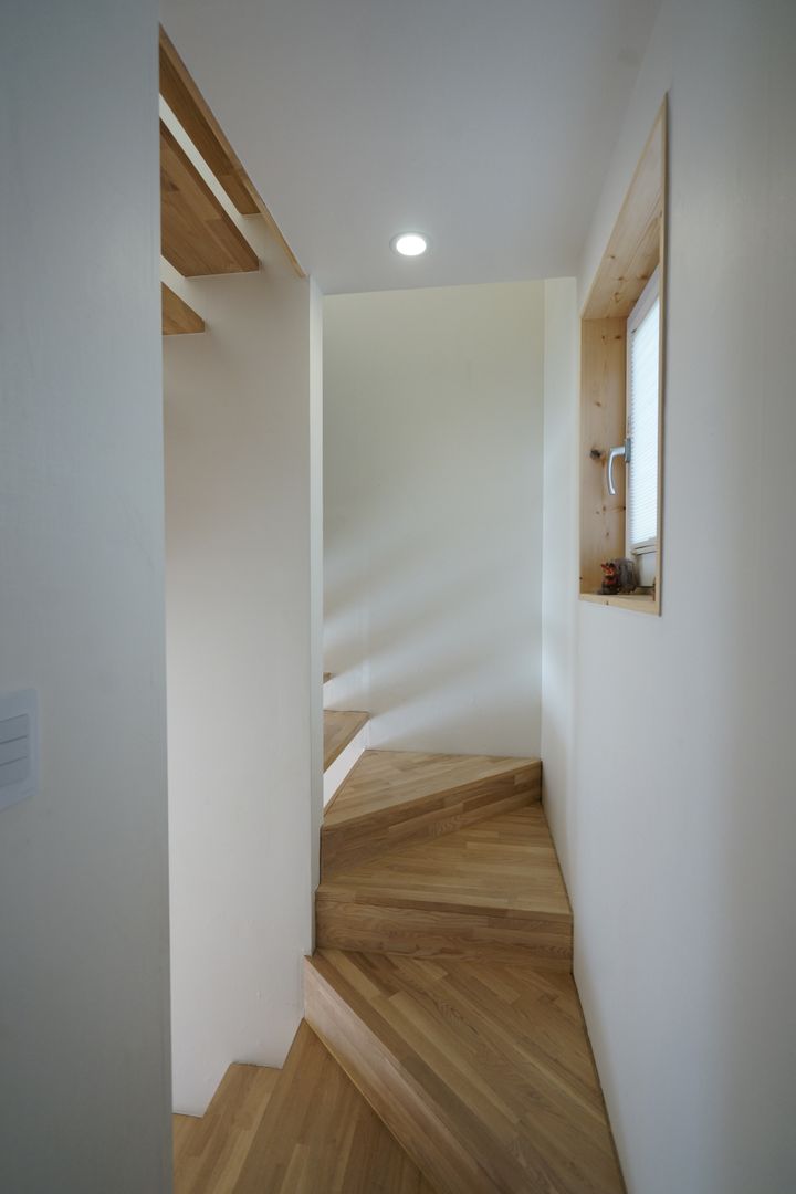 Sunlight House 빛이 쏟아지는 집, ADMOBE Architect ADMOBE Architect Modern Corridor, Hallway and Staircase