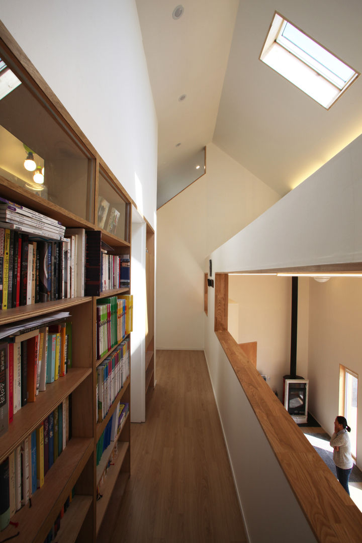 Sunlight House 빛이 쏟아지는 집, ADMOBE Architect ADMOBE Architect Modern corridor, hallway & stairs