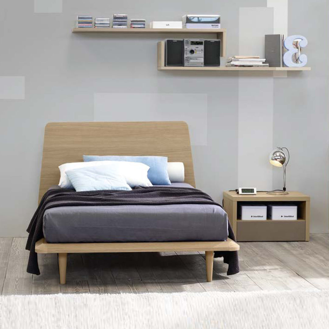 'Canova' wooden bed with headboard by Corazzin homify 臥室 木頭 Wood effect 床與床頭櫃