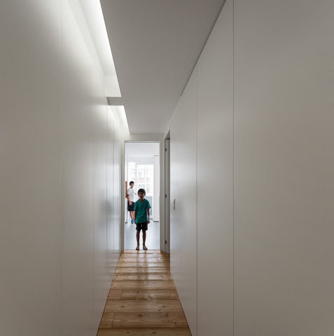 REMODELAÇÃO_APARTAMENTO RESTELO | Lisboa | PT, OW ARQUITECTOS lda | simplicity works OW ARQUITECTOS lda | simplicity works Corredores, halls e escadas modernos