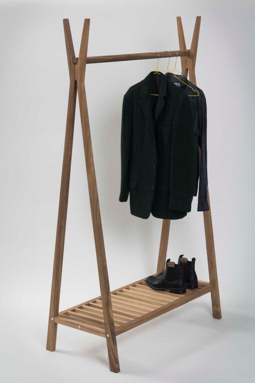 Totem Wooden Clothes Rail Dupere Interior Design Cuartos de estilo minimalista Madera Acabado en madera Clósets y cómodas