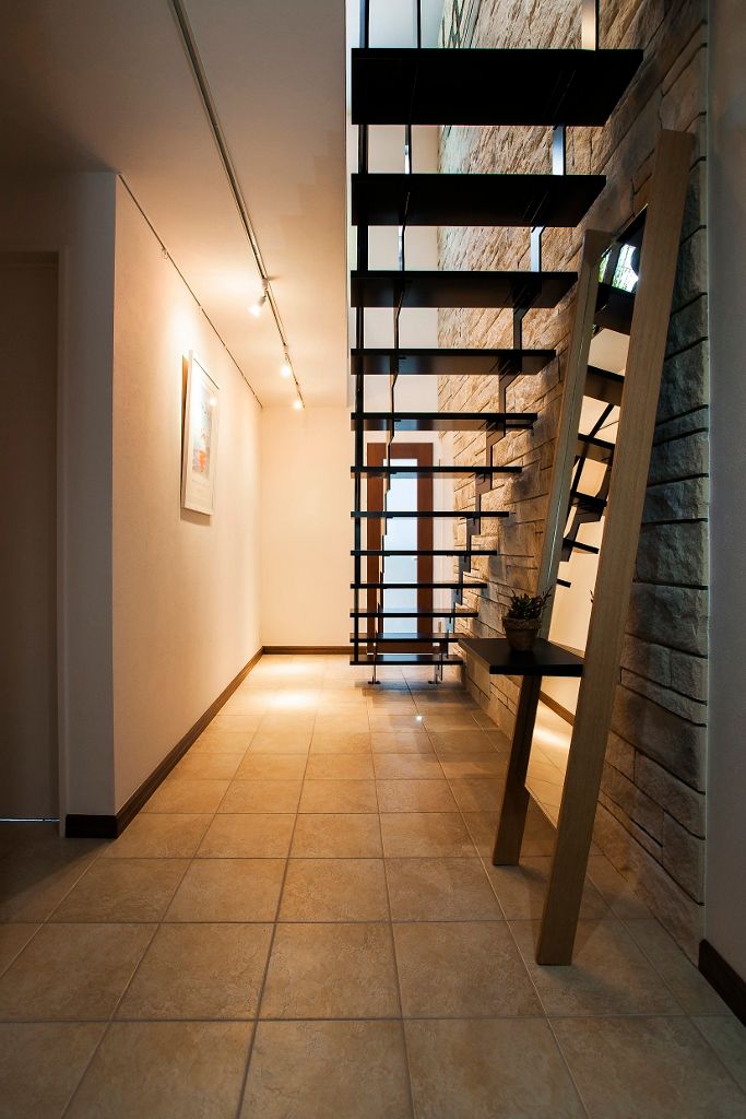 本格的なバーを備えた大人のプライベート空間, QUALIA QUALIA Modern Corridor, Hallway and Staircase