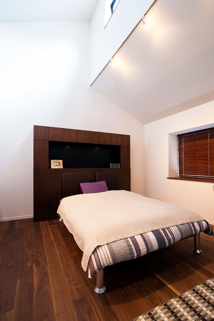 本格的なバーを備えた大人のプライベート空間, QUALIA QUALIA Dormitorios modernos: Ideas, imágenes y decoración
