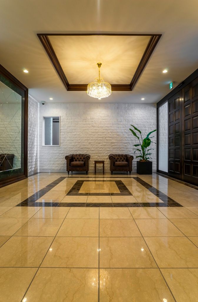 趣を残しつつ上質に生まれ変わったヴィンテージマンション, QUALIA QUALIA Classic corridor, hallway & stairs
