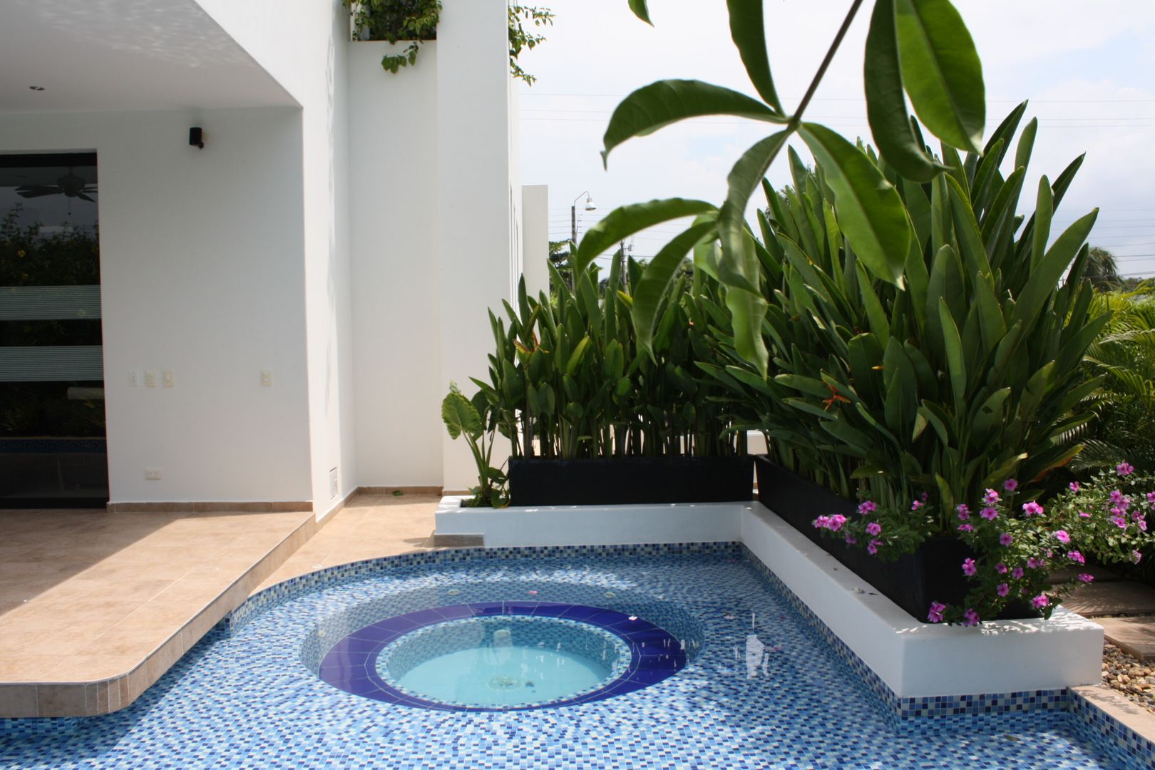 homify Kolam Renang Modern Batu Bata