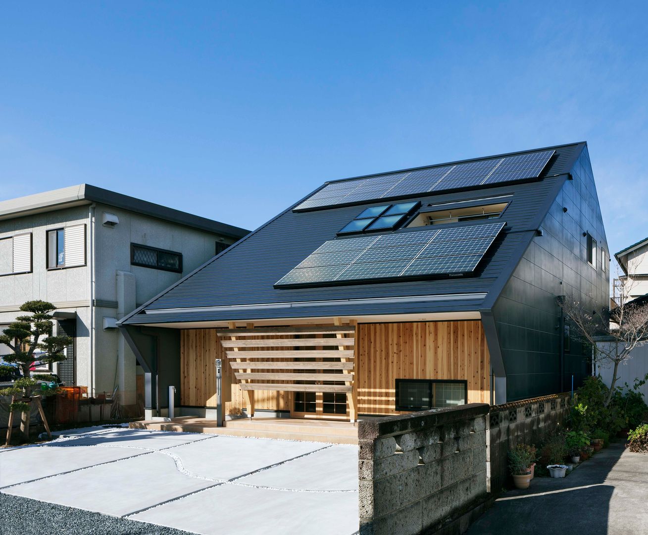 Japanese Home with a Sun Loved Roof | homify