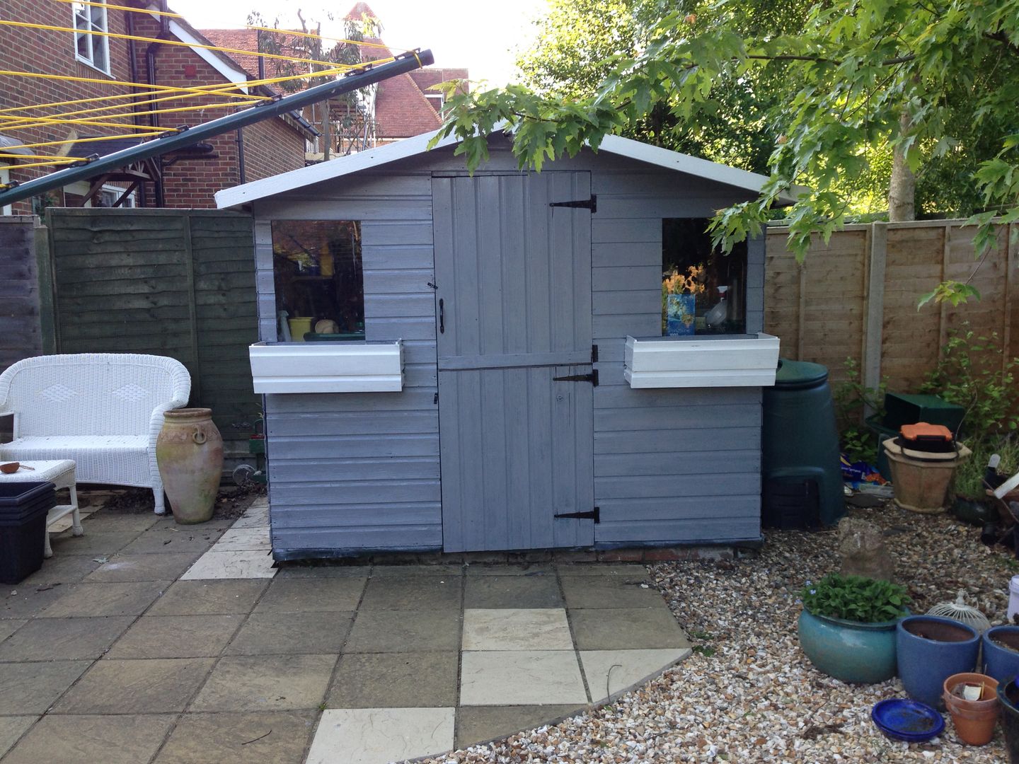 Newly painted garden shed Cornus Garden Design Garajes y galpones de estilo moderno Madera Acabado en madera