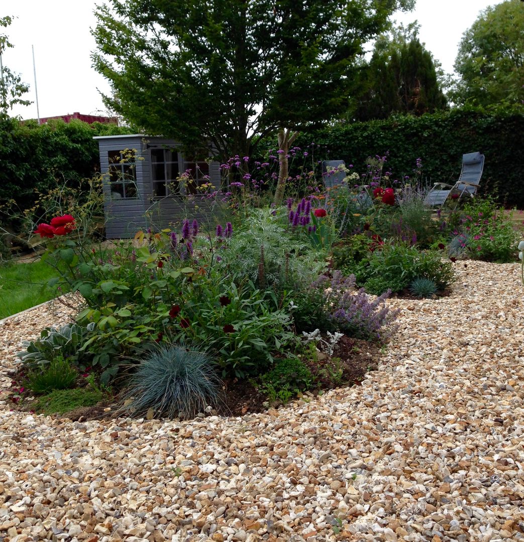 Planted beds Cornus Garden Design モダンな庭 植木＆花