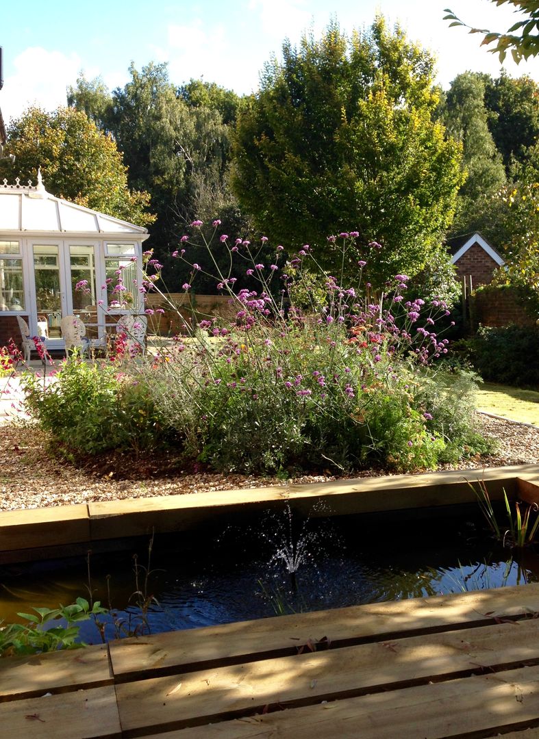 New Deck and Pool Cornus Garden Design Balcones y terrazas modernos Madera Acabado en madera