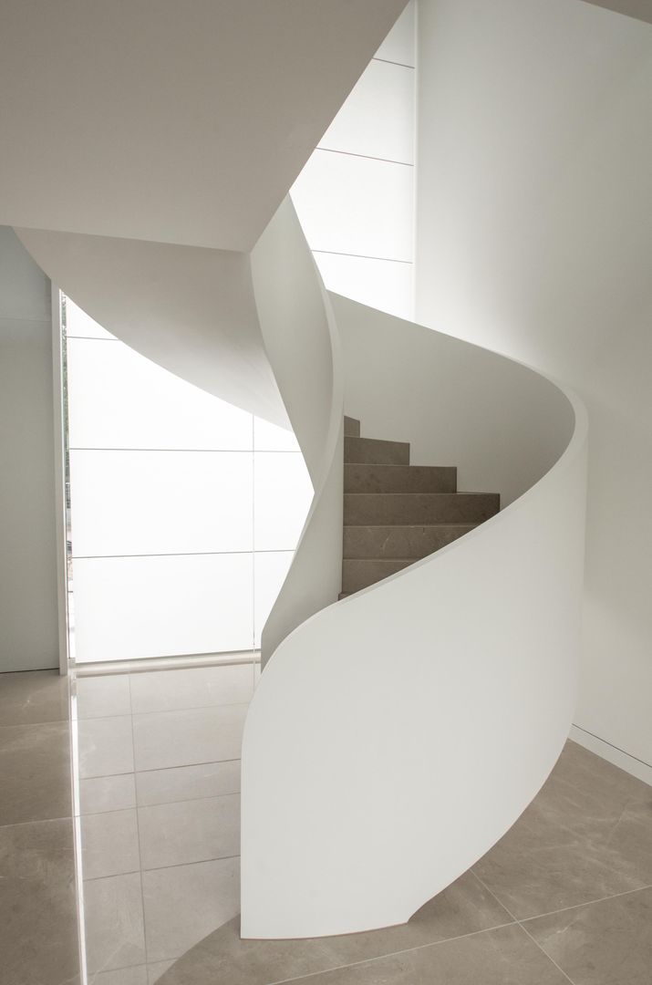 Wendeltreppe in Köln, Nautilus Treppen GmbH&Co.KG Nautilus Treppen GmbH&Co.KG ห้องโถงทางเดินและบันไดสมัยใหม่