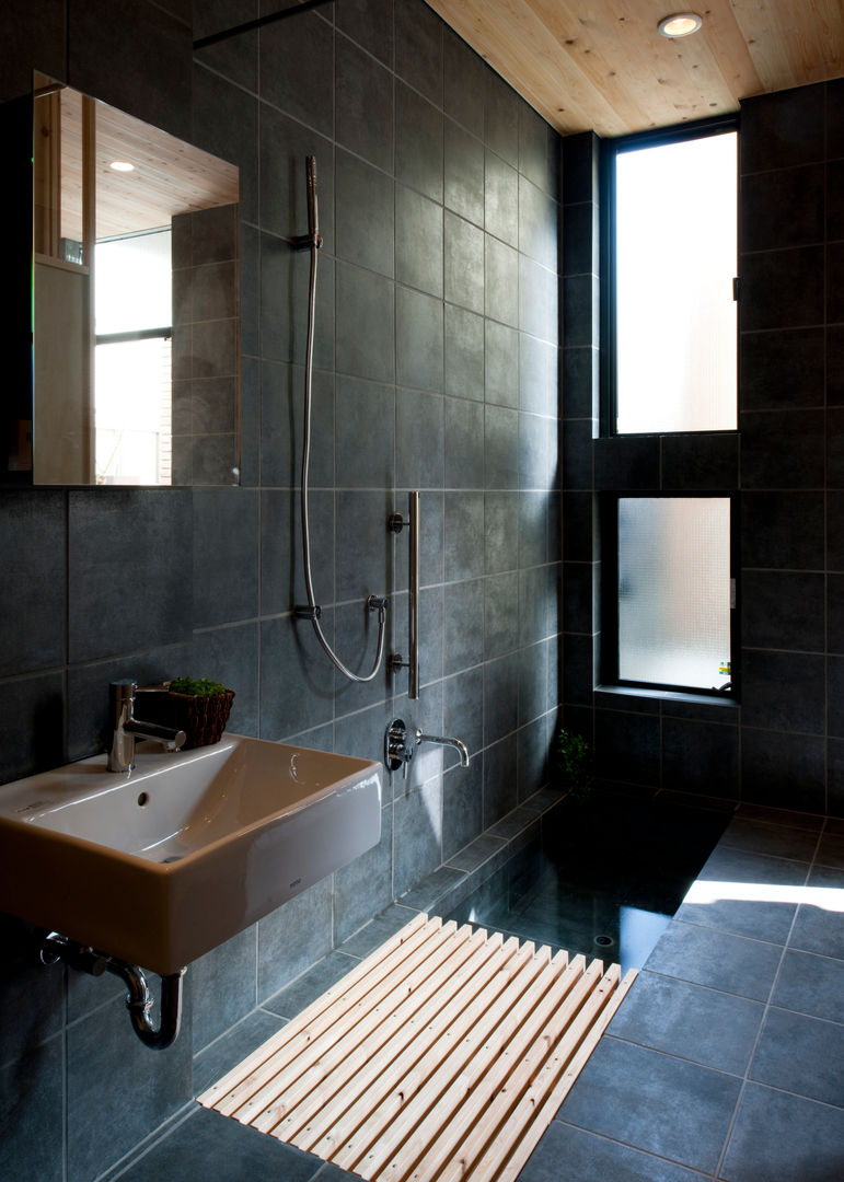 綱島の住宅, 山本晃之建築設計事務所 山本晃之建築設計事務所 Minimalist style bathroom Tiles
