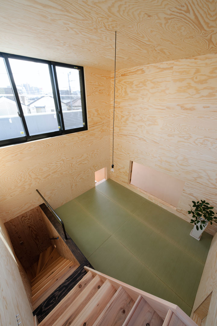 綱島の住宅, 山本晃之建築設計事務所 山本晃之建築設計事務所 Minimalist media room Plywood