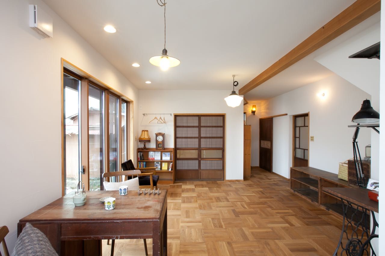 街並みの家, アトリエdoor一級建築士事務所 アトリエdoor一級建築士事務所 Living room Wood Wood effect