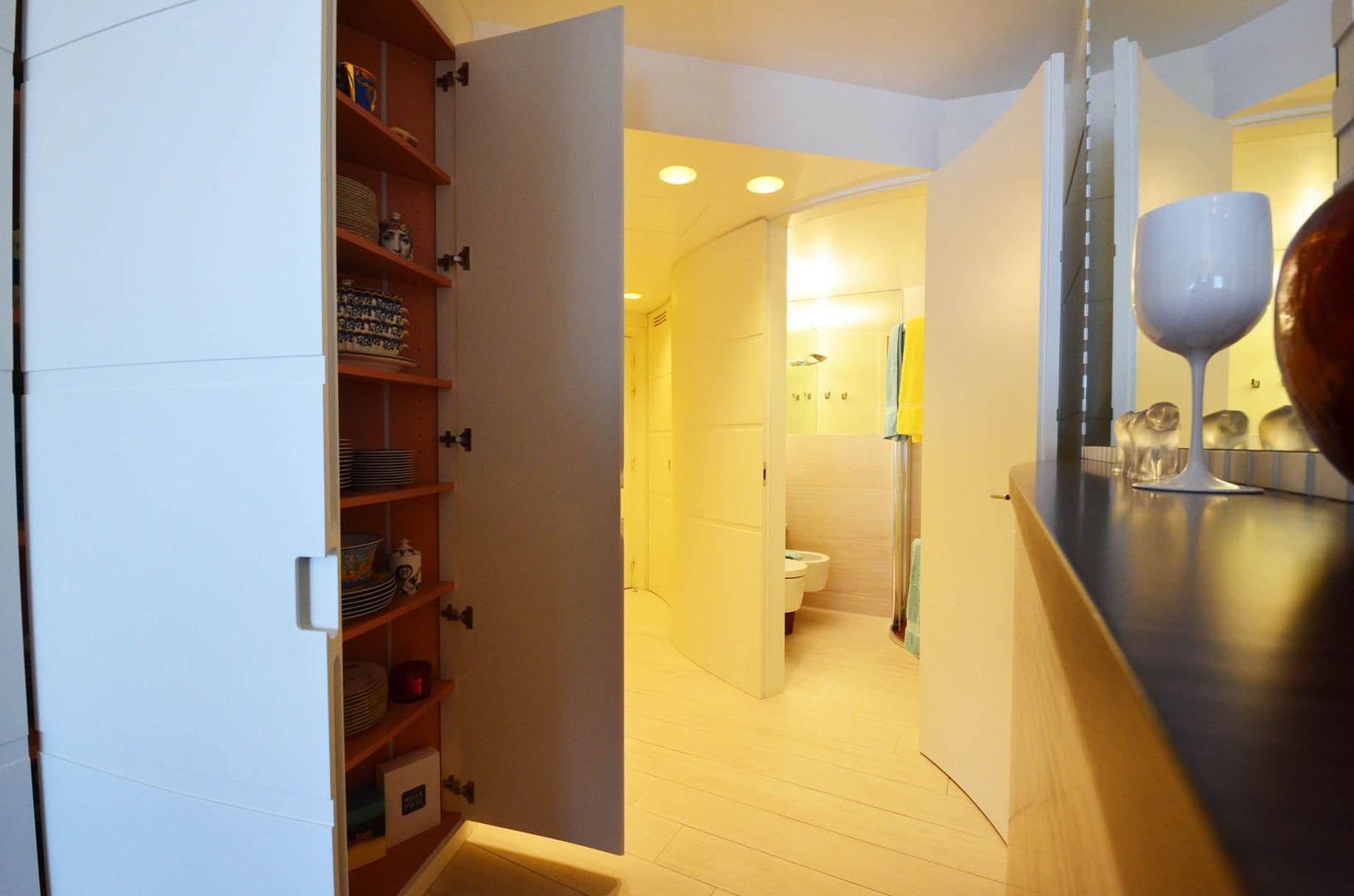 appartement roquebrune cap martin , kmmarchitecture kmmarchitecture Modern corridor, hallway & stairs لکڑی Wood effect