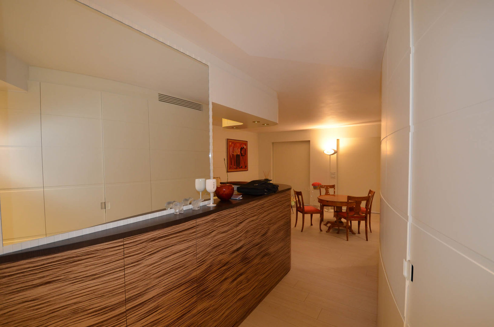 appartement roquebrune cap martin , kmmarchitecture kmmarchitecture Corridor & hallway لکڑی Wood effect