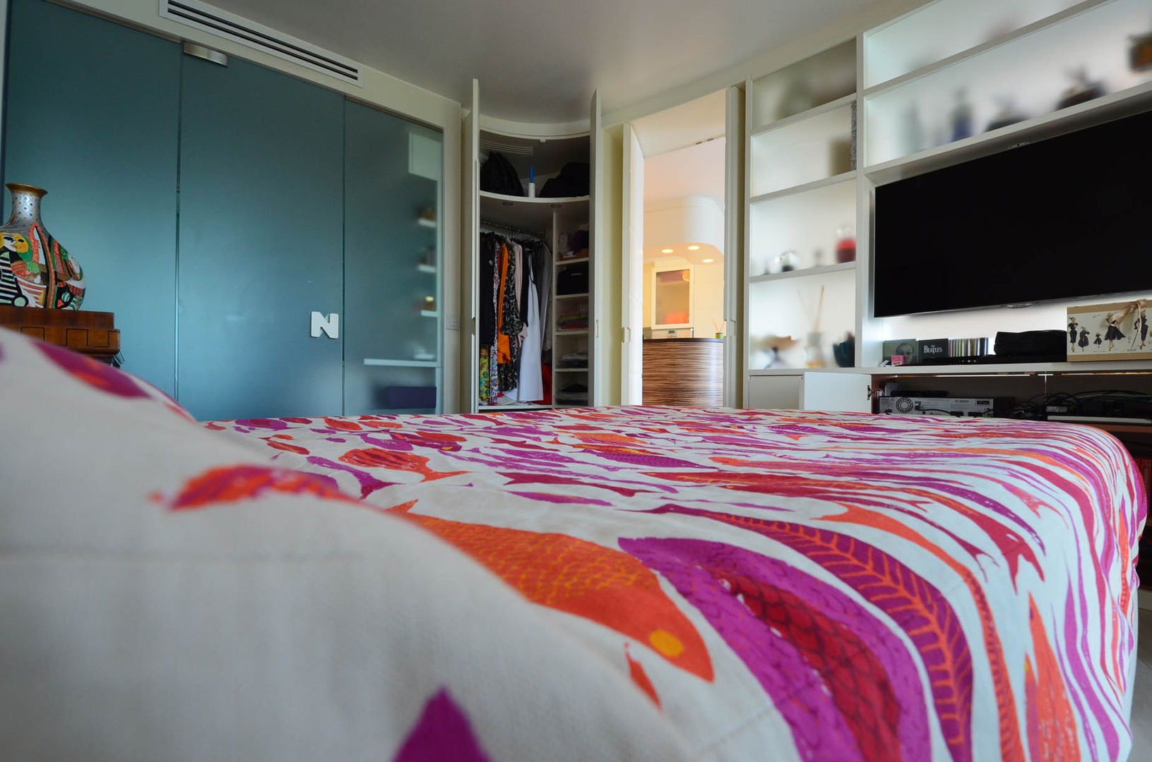 appartement roquebrune cap martin , kmmarchitecture kmmarchitecture Bedroom لکڑی Wood effect