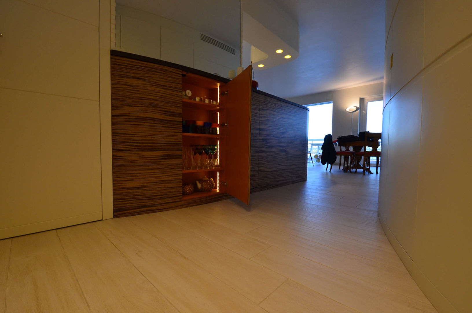 appartement roquebrune cap martin , kmmarchitecture kmmarchitecture غرفة الملابس خشب Wood effect