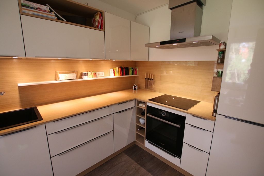 Kleine Küche in Eiche Weiß, Schreinerei Möbel - Holzsport Häupler Schreinerei Möbel - Holzsport Häupler Modern kitchen لکڑی Wood effect