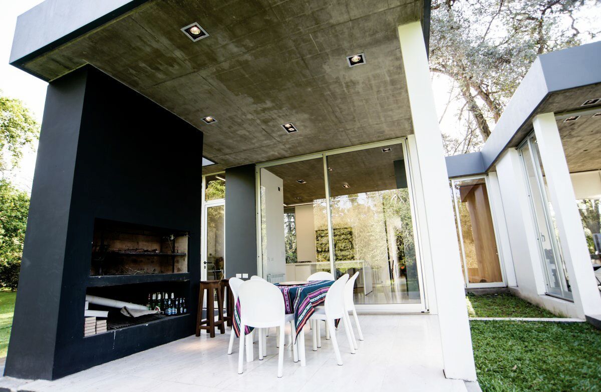 Casa AP, Felipe Gonzalez Arzac Felipe Gonzalez Arzac Balcones y terrazas de estilo moderno