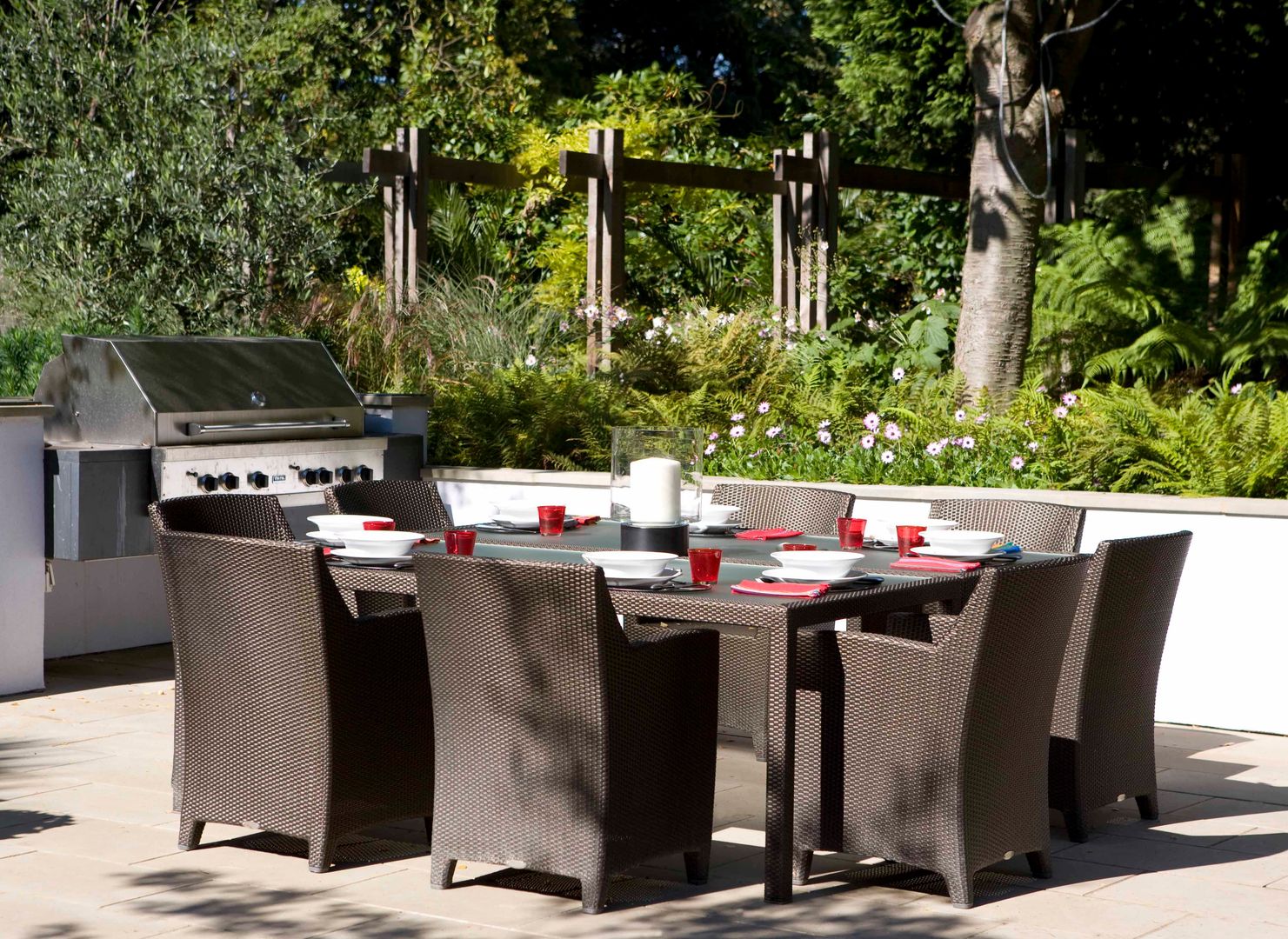 KSR Architects | Compton Avenue | Outdoor dining table & BBQ homify Jardines de estilo moderno