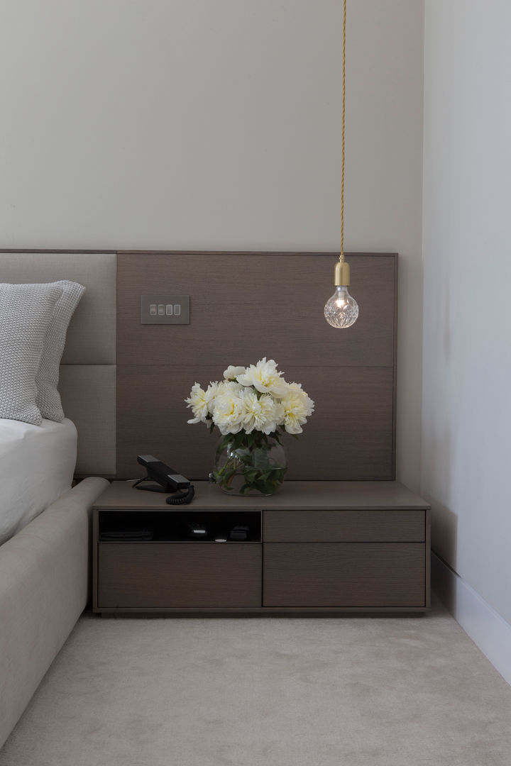 KSR Architects | Hampstead Village Home | Bedside table KSR Architects モダンスタイルの寝室