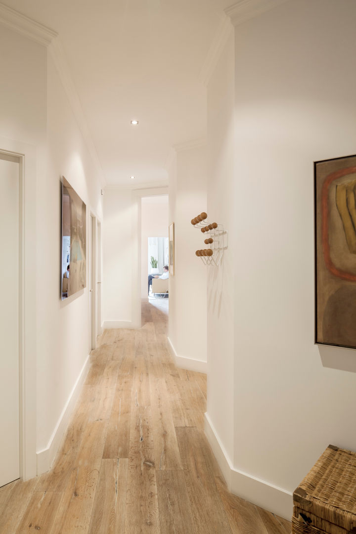 HOUSE IN THE CORNER, Alex Gasca, architects. Alex Gasca, architects. Minimalist corridor, hallway & stairs