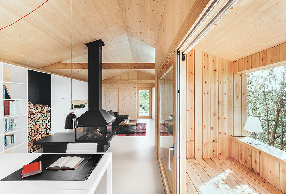 Casa estudio de madera, dom arquitectura dom arquitectura モダンデザインの 書斎