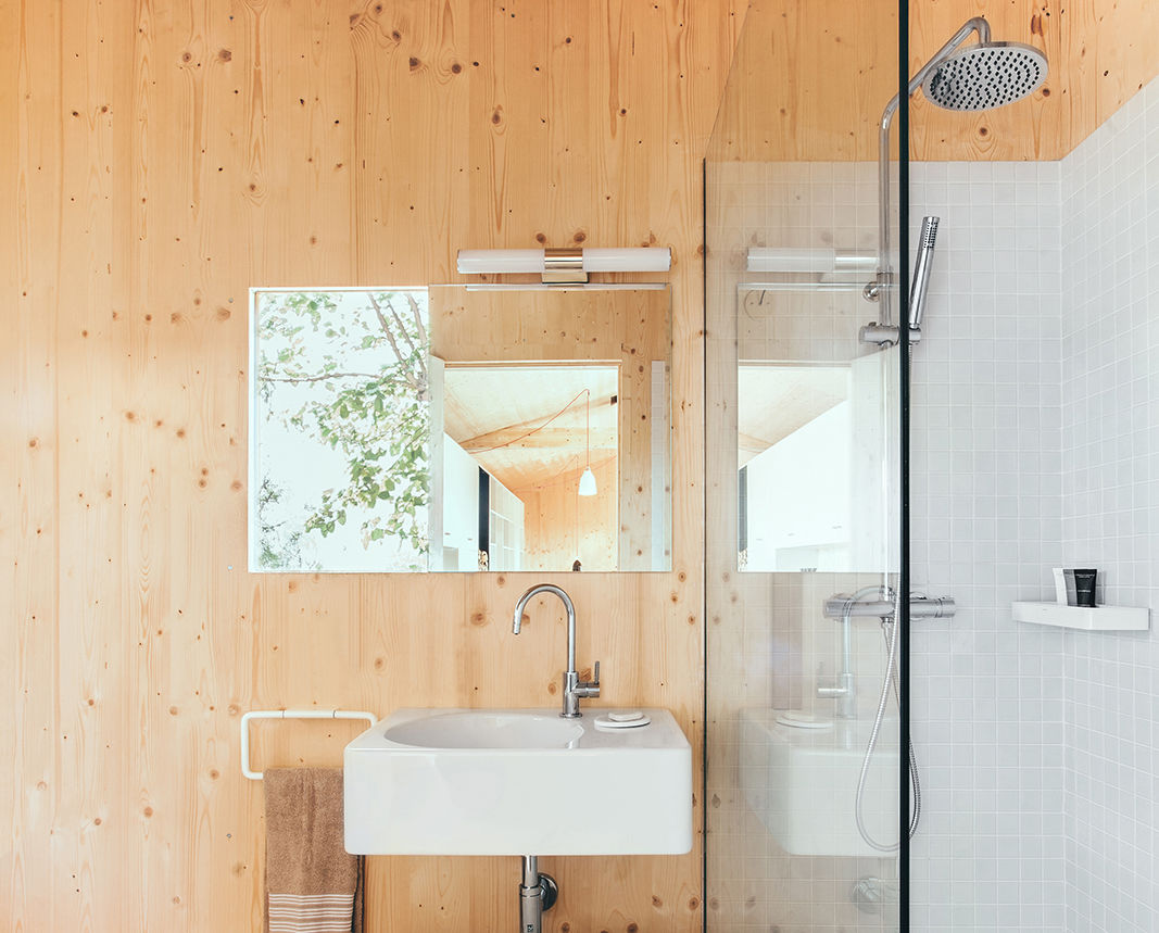Casa estudio de madera, dom arquitectura dom arquitectura Casas de banho modernas