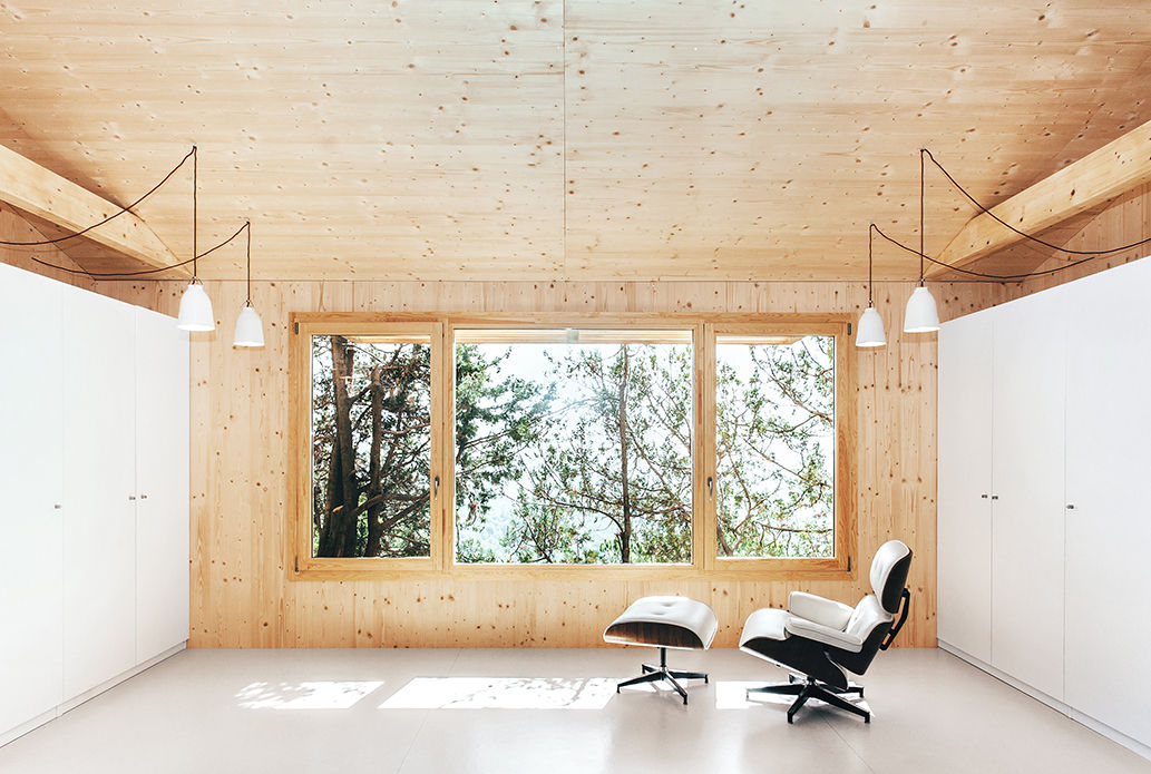 Casa estudio de madera, dom arquitectura dom arquitectura モダンデザインの リビング