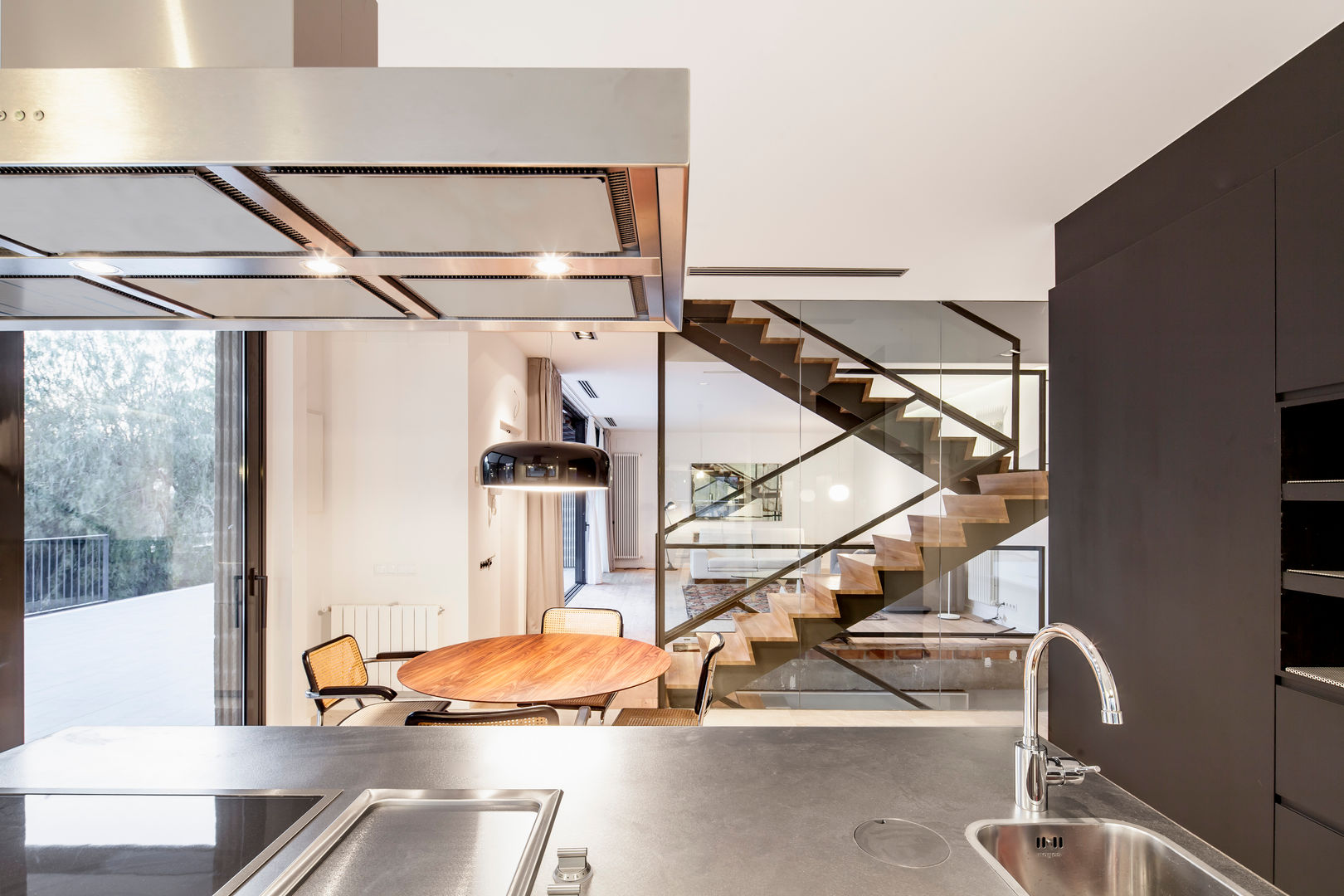 HOUSE FOR A MUSICIAN AND A DANCER, Alex Gasca, architects. Alex Gasca, architects. Moderne eetkamers