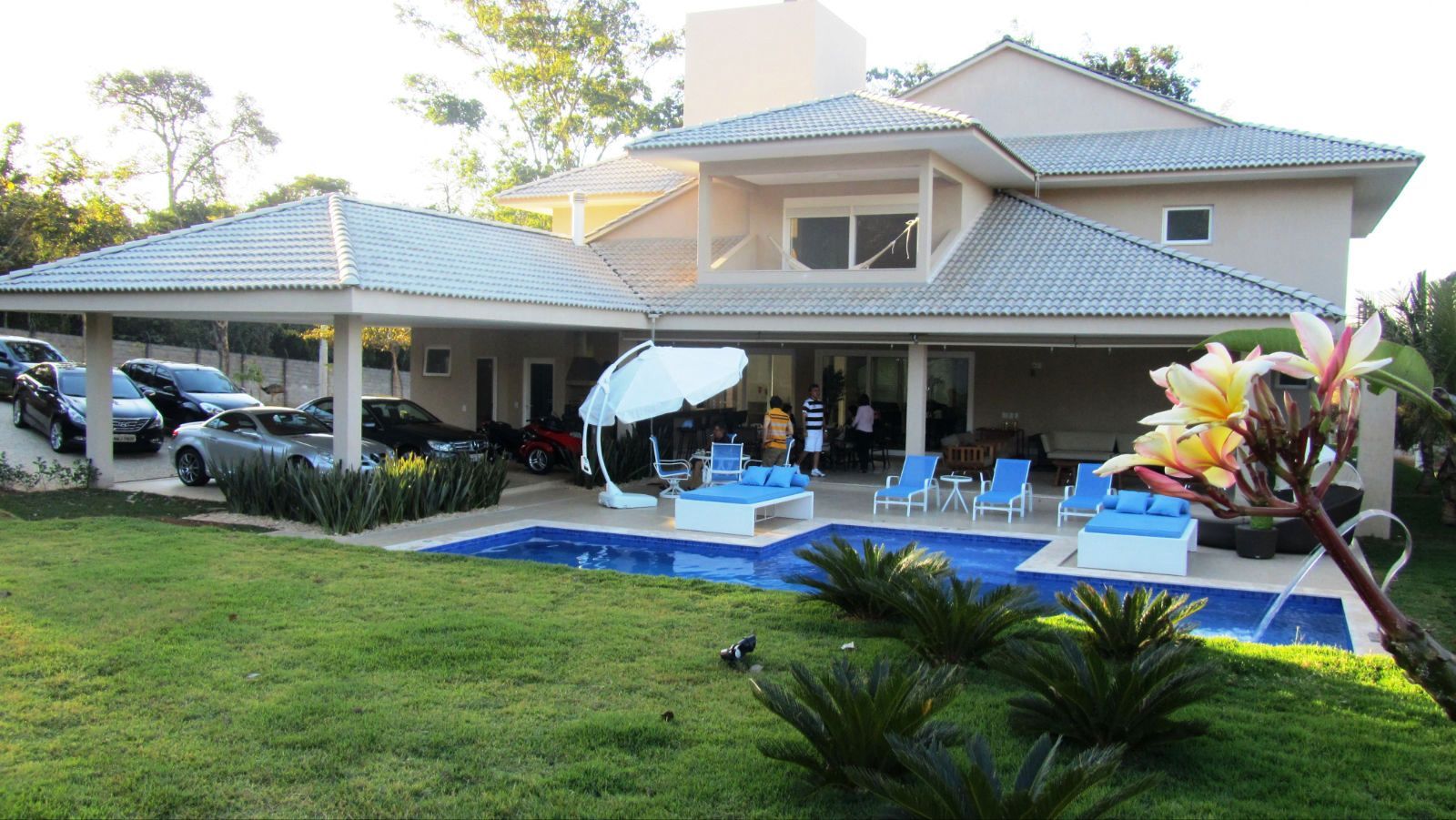 Residência - Cond. Aldeia do Vale, Sandra Kátia Junqueira Sandra Kátia Junqueira Modern balcony, veranda & terrace