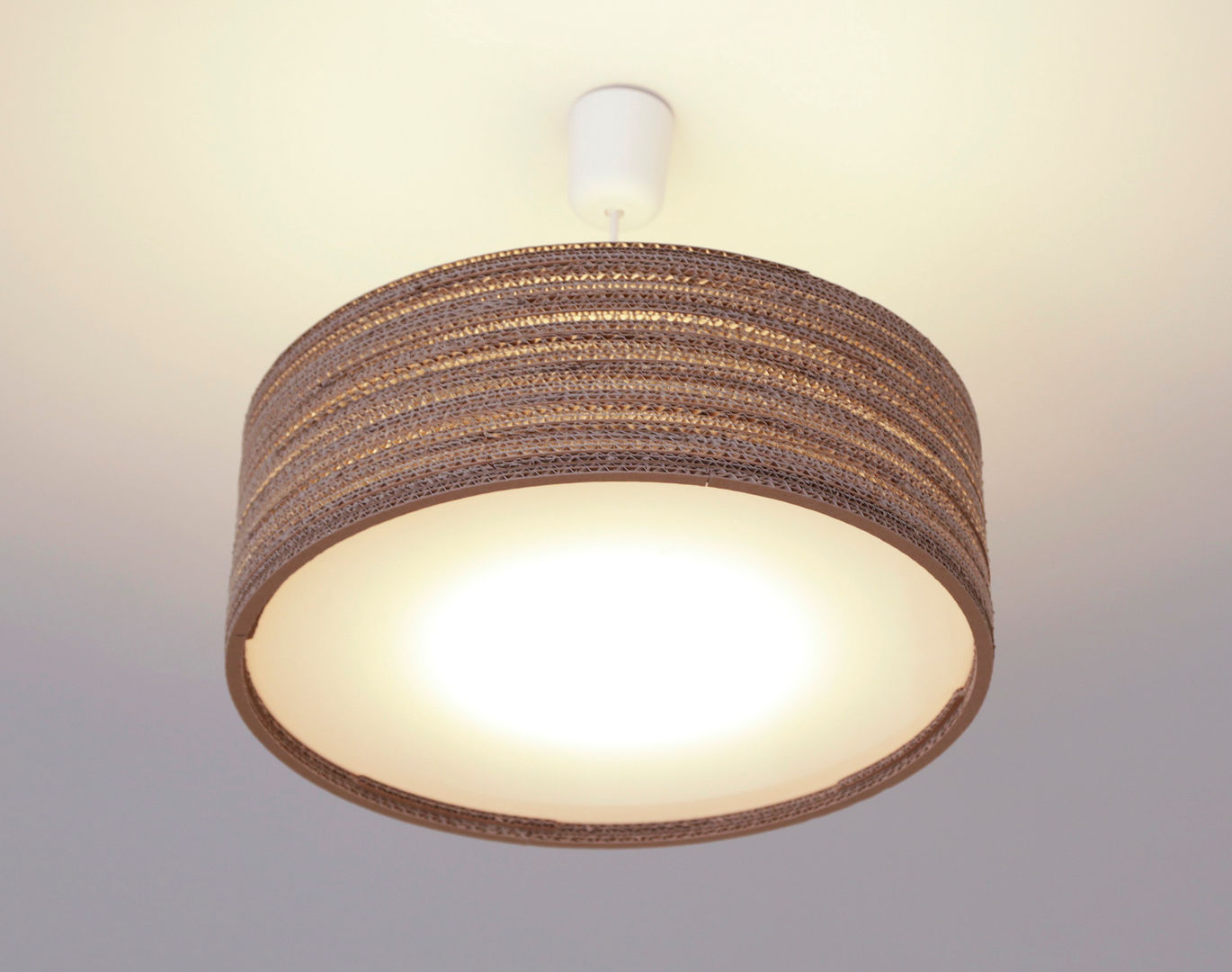 Wavelights - Lampen aus Wellpappe, packbar packbar Industrialny salon Papier Oświetlenie