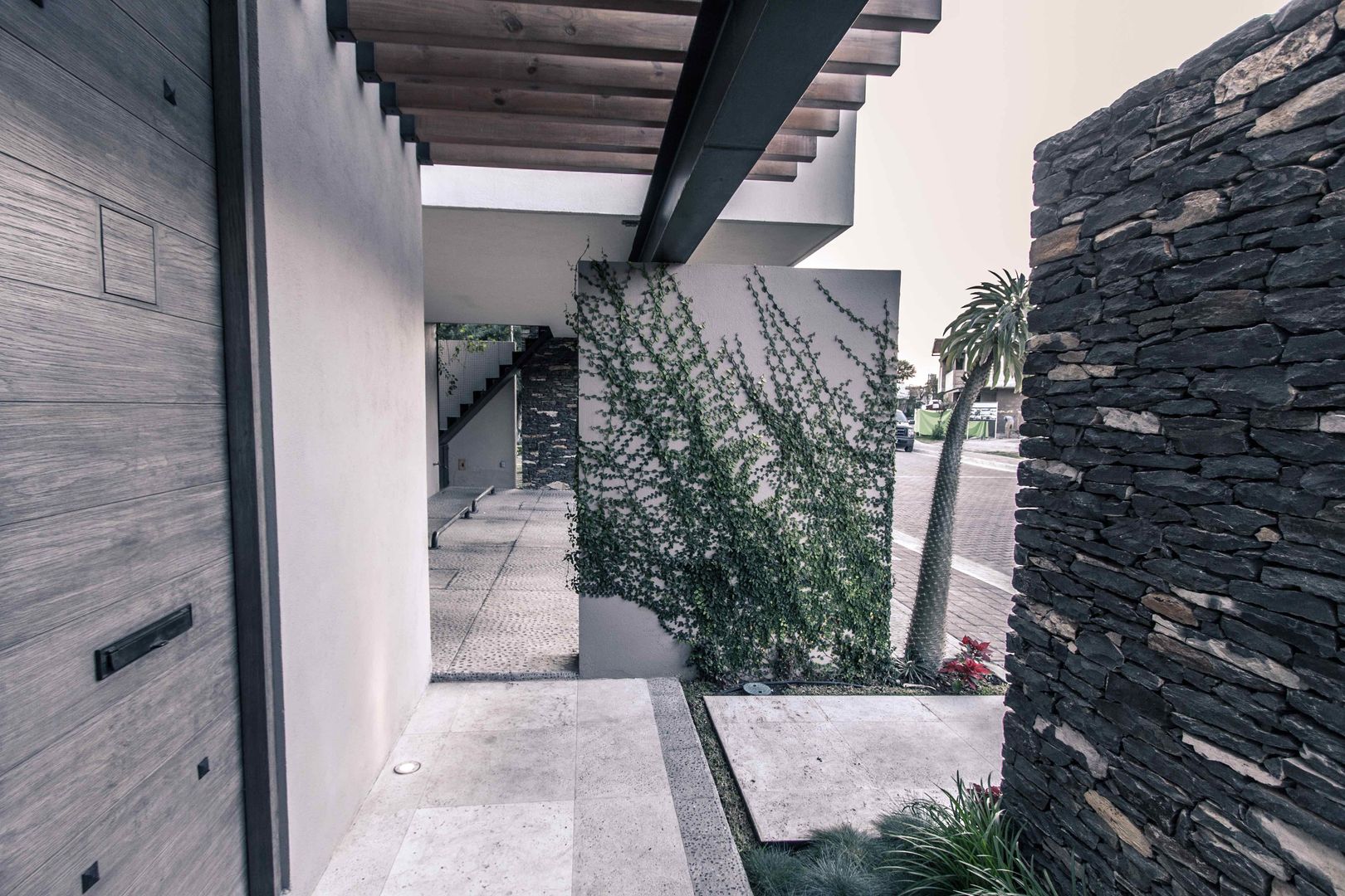 CASA OLIVOS, Loyola Arquitectos Loyola Arquitectos الممر الحديث، المدخل و الدرج