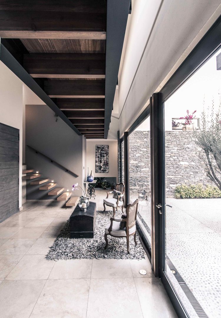 CASA OLIVOS, Loyola Arquitectos Loyola Arquitectos الممر الحديث، المدخل و الدرج