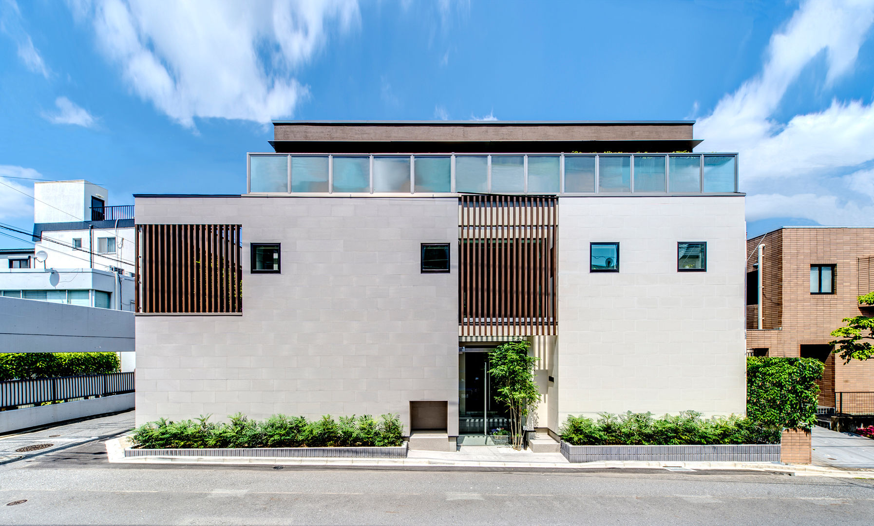 光と風、緑を楽しむ都市の家, TERAJIMA ARCHITECTS／テラジマアーキテクツ TERAJIMA ARCHITECTS／テラジマアーキテクツ Casas modernas Piedra