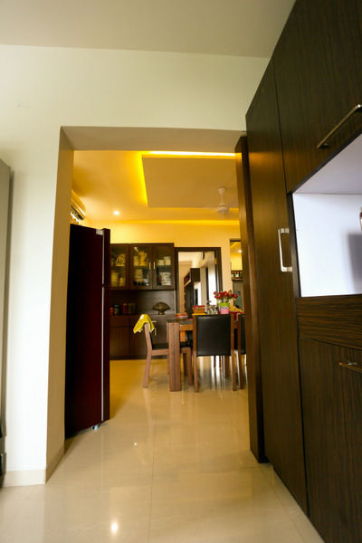 Banjara Hills Apartment, Saloni Narayankar Interiors Saloni Narayankar Interiors Dining room