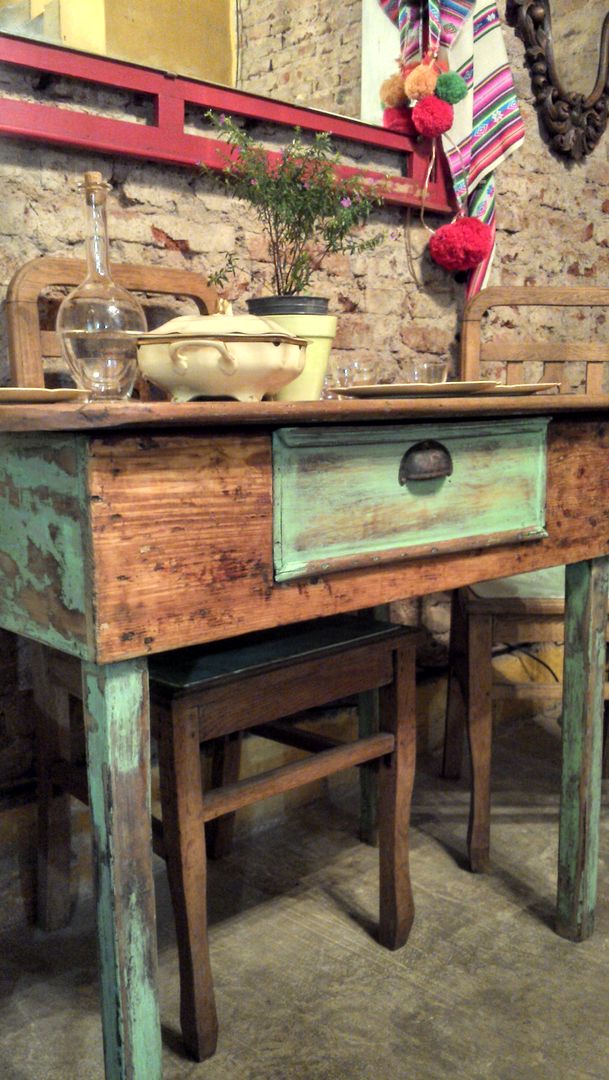 MESA DE CAMPO Muebles eran los de antes - Buenos Aires Cocinas de estilo rústico Madera maciza Multicolor Mesas, sillas y bancos