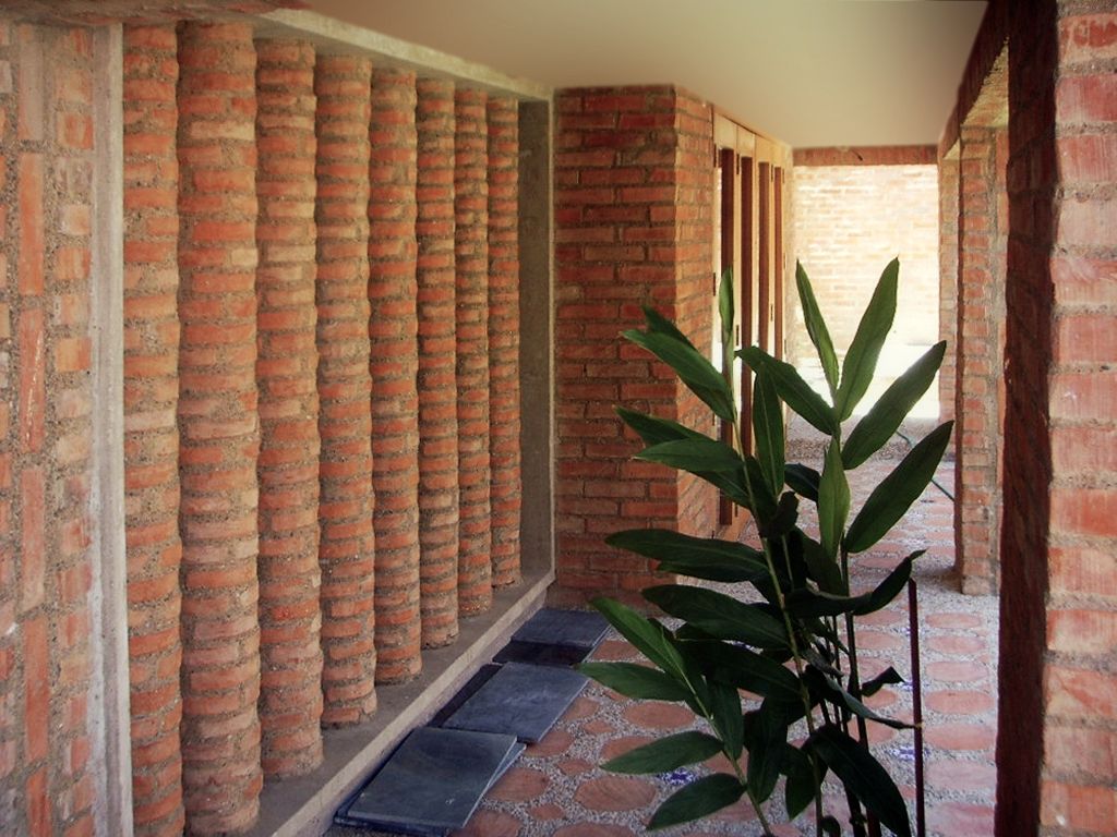 Kurumbo house, Odart Graterol Arquitecto Odart Graterol Arquitecto Eclectic corridor, hallway & stairs Bricks