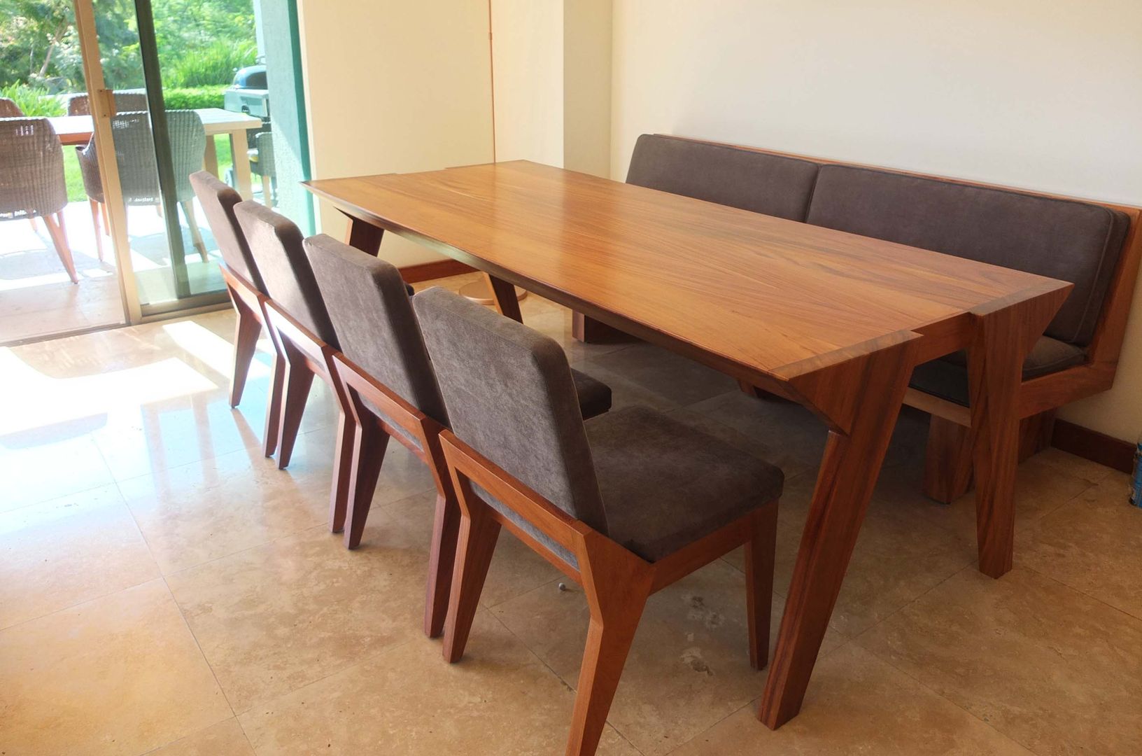 Comedor Tigra Comedores minimalistas Madera maciza Multicolor Mesas