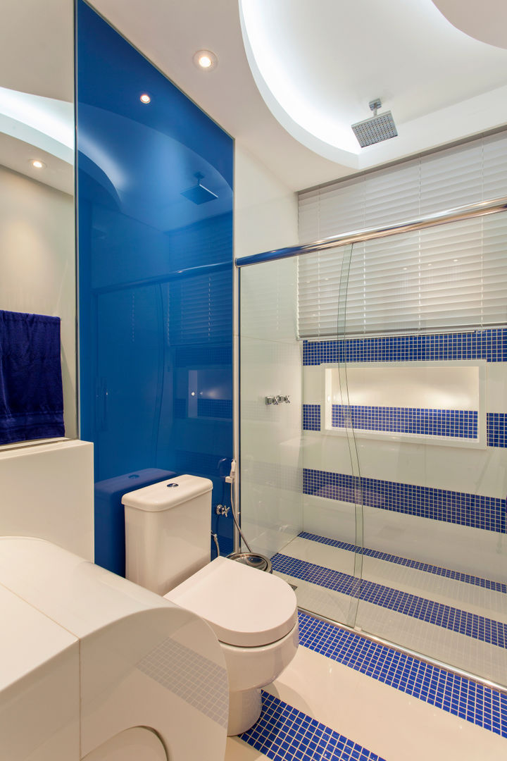 homify Modern bathroom