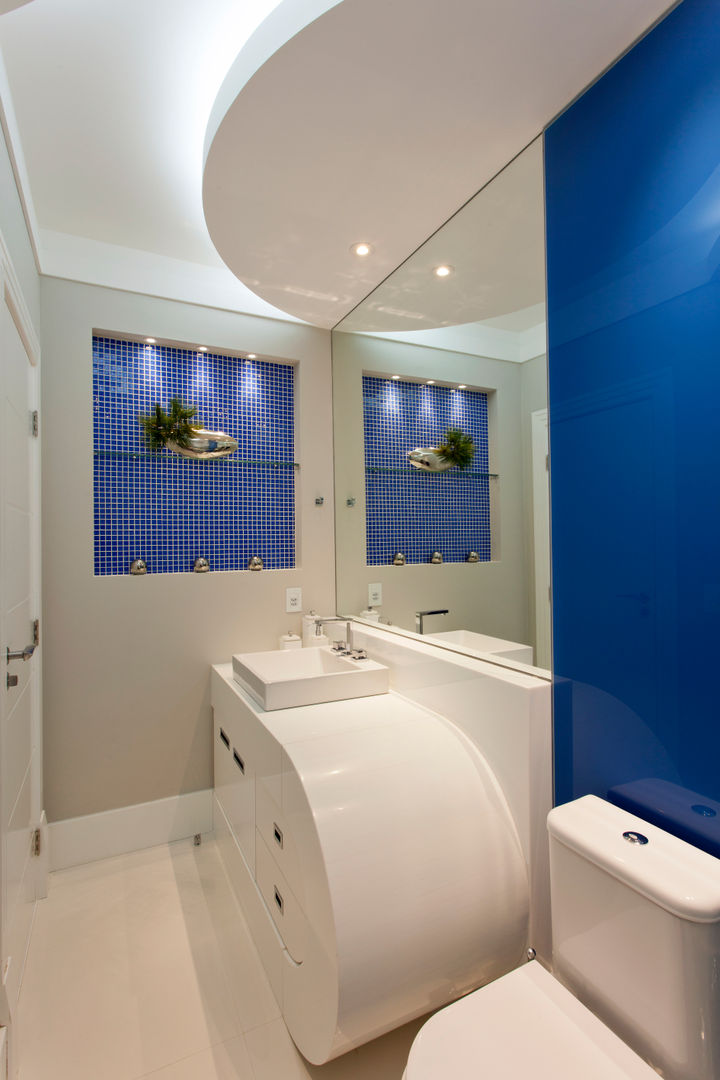 homify Modern bathroom